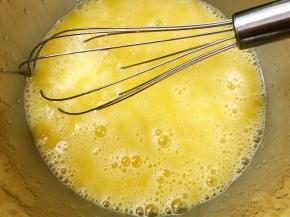 用蛋抽搅打至砂糖融化