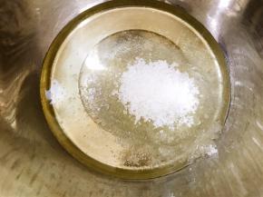 盆里加入玉米油和白糖