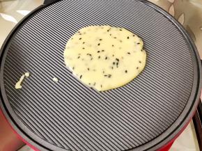 蛋卷盘装入小红锅里预热几分钟，等烤盘温度升高后，在中间加入一勺面糊立马合上盖子压紧（面糊不要太多会溢出来的哦）