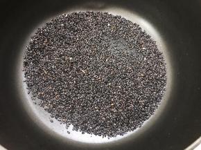 黑芝麻淘洗干净放入锅里小火炒香