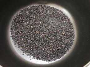 黑芝麻淘洗干净放入锅里小火炒香