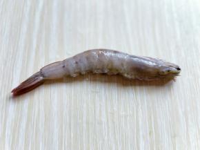 首先将虾的爪子剪掉，再将嘘嘘头剪掉。