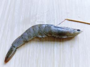 用一根牙签挑出虾线，看我挑虾线的位置哈！依次做完！