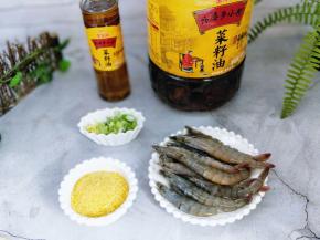 准备好面包糠及所有食材。