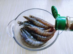 加入胡椒粉。（可以根据个人口味，不喜欢可以不放）