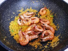 将炸好的虾倒入锅中，翻炒均匀，至面包糠裹在虾的表面即可关火出锅。