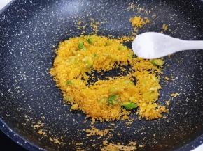 待葱姜蒜超出香味时，加入面包糠，盐，炒至金黄。