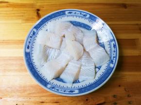 巴沙鱼放入盘中