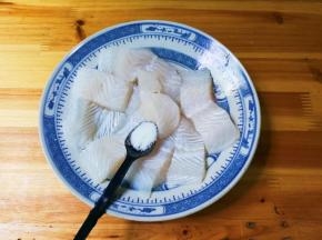 均匀撒上半小勺盐