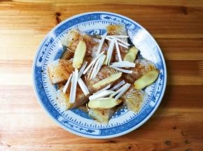 放上葱丝姜片