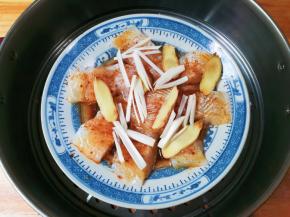 蒸锅水开放入巴沙鱼蒸八分钟焖三分钟