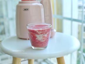 再去牙签在里面随意划过，一杯美美的樱桃酸奶思慕雪就好了。