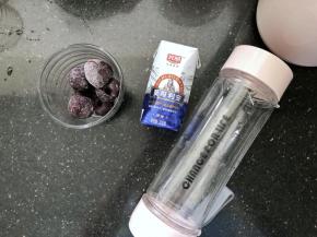 准备好所有的的材料，车厘子提前去掉里面的核，放入冰箱冷冻成硬的。