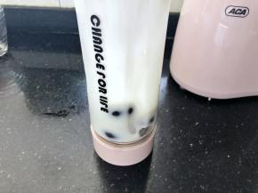 放入ACA-VP300真空果汁机里，酸奶预留出来三分之一。