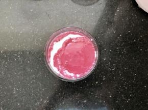 然后把打好的车厘子酸奶和原味酸奶交替着倒入杯子里。