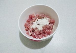 瘦肉切丁，放一勺淀粉和少许胡椒粉。