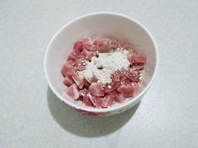 瘦肉切丁，放一勺淀粉和少许胡椒粉。