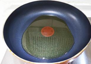 锅里放入少许食用油