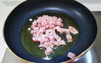油熟放入肉丁