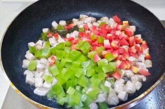 放入莴笋胡萝卜丁