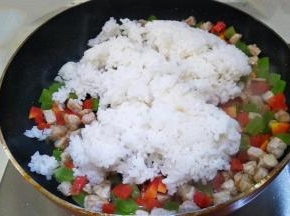 倒入米饭