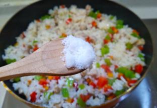 放少许盐翻炒半分钟