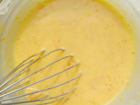 再把糖，奶粉，咸蛋黄泥放进去搅拌均匀。