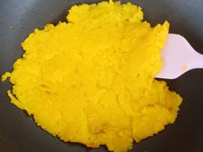 小火加热，用硅胶刮刀不停的搅拌。炒至成团出锅，放入碗中盖保鲜膜放凉备用。