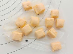 之前做的流心馅冻结实后取出来，切成12份。然后继续放入冰箱里冷冻。