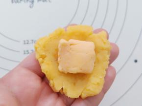 奶黄馅凉透之后分12份，每份24克。包入流心馅（约6.5克/个)。