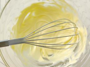 现在开始做月饼皮：黄油室温软化，放入碗中用手动打蛋器打顺滑。