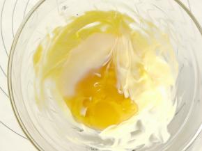 放入蜂蜜，炼乳搅拌均匀。