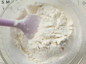筛入低筋面粉和玉米淀粉用刮刀拌匀。
