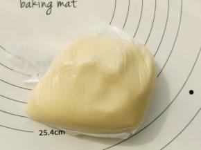 拌好之后放入保鲜袋里。室温醒20-30分钟。