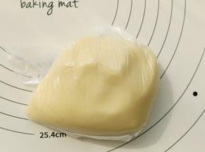 拌好之后放入保鲜袋里。室温醒20-30分钟。