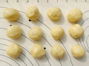 醒好之后平均分成12份。每份20克。