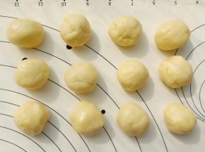 醒好之后平均分成12份。每份20克。