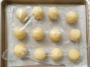 都包好之后放入阳晨12寸浅烤盘里盖保鲜膜放几分钟（因为馅是冻的还没有化，这个时候压模压不动)