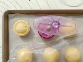 依次把月饼压出形状。