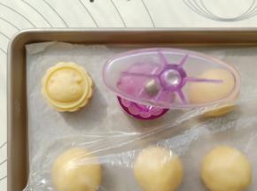 依次把月饼压出形状。