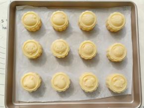 都压好之后，放入冰箱冷冻。冻硬了再烤。