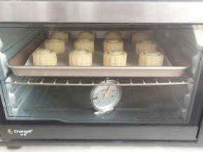 烤箱200度预热后，把冻硬的奶黄流心月饼表面喷一层水，然后放进烤箱。