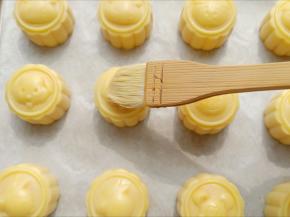 烤5分钟后取出来，刷蛋液（蛋黄加一点水)薄薄的刷一层。然后继续200度烤8-10分钟左右（皮烤熟即可）。