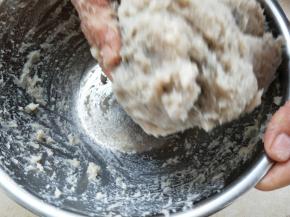 摔打是最容易出胶，摔几下揉几下，不少于30下（心里默认50下……）