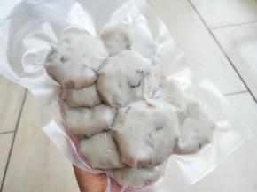 放凉后抽真空冷冻保存2.3个月没有问题，吃得时候取出解冻，煮粥，煮面，煎，夹汉堡都可以