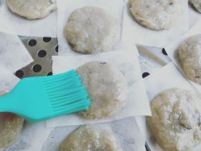 【鱼饼长时间保存】整盘刷一层油码上鱼饼（或垫油纸），后刷一层油，水开后中火蒸3至5分钟即可