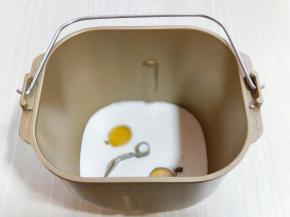 再将两枚鸡蛋加入。