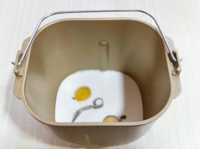 再将两枚鸡蛋加入。