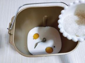 再加入白砂糖。（糖与盐对角放）