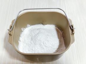 加入高筋面粉，让面粉覆盖整个水面。